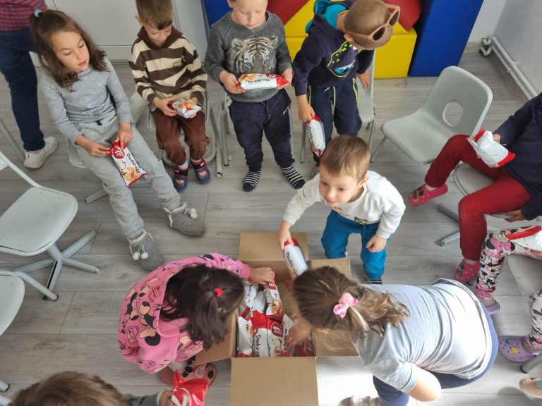 FOTO: Peste o tonă de alimente pentru 150 de nevoiași din partea Școlii Postliceale Auxila Mediaș