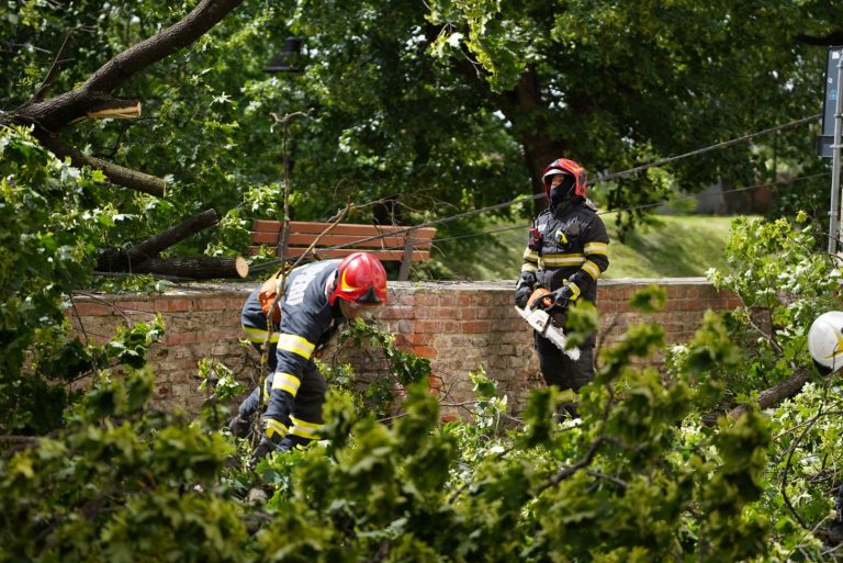 ALERTĂ METEO: Ploi torențiale și vânt puternic în Sibiu și aproape toată țara