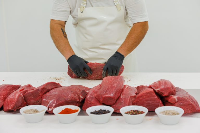 Cum se fac produsele italienești, fără conservanți, în ardeal, la poalele Făgărașilor?