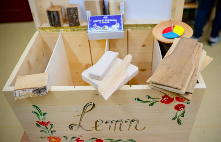 FOTO: Cufărul călător a ajuns la școala din Jina