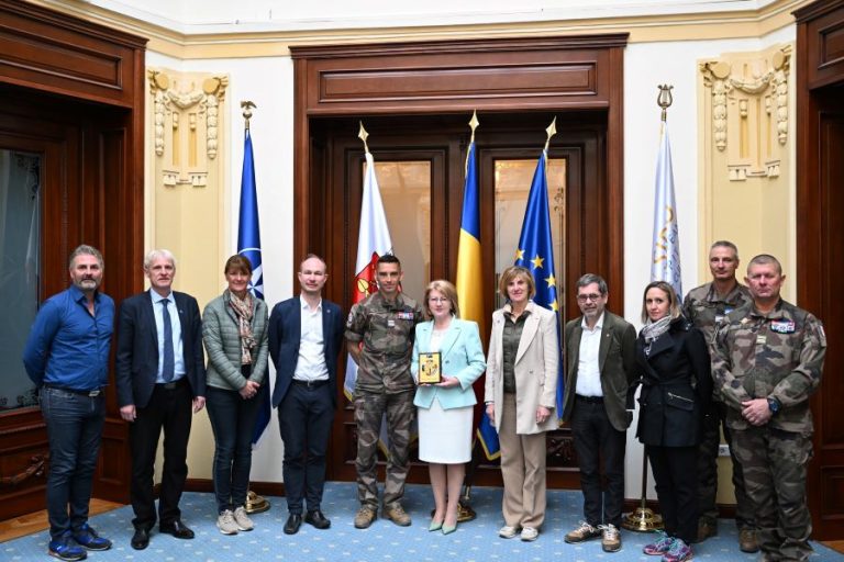 Parlamentari, militari și alte oficialități franceze la Primăria Sibiu