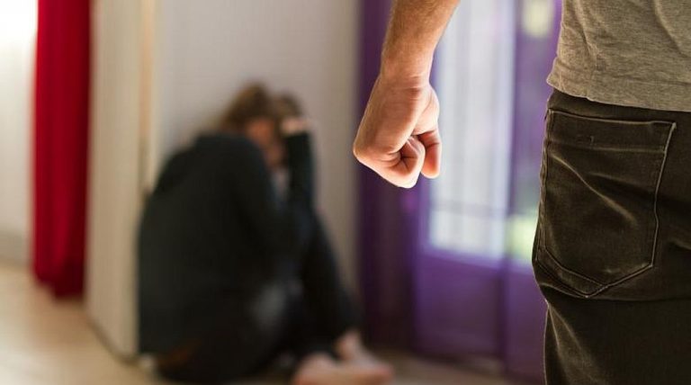 Poveste de iubire care s-a sfârșit cu dosar penal la Dârlos. O tânără și-a reclamat fostul partener