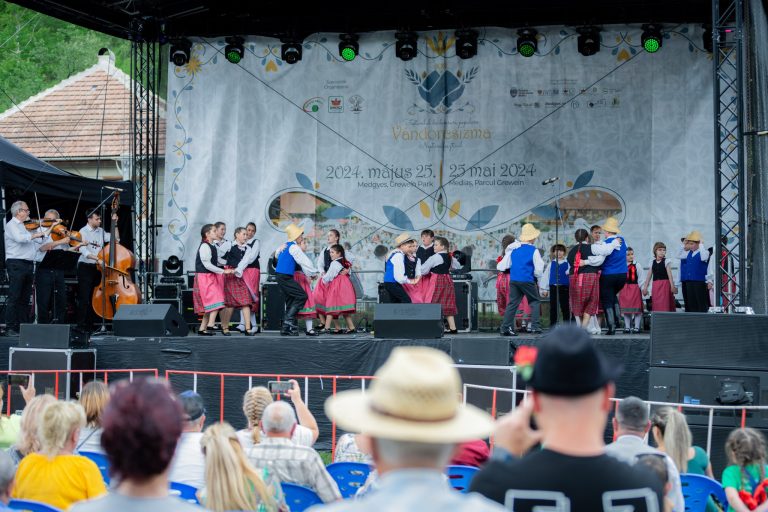 Sute de dansatori vin la Mediaș la Festivalul de Dansuri Populare Maghiare „Vándorcsizma”