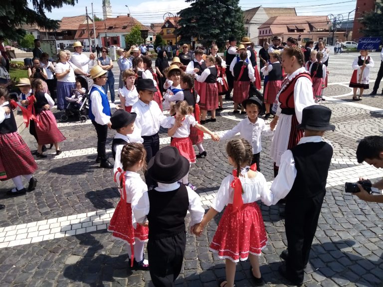 FOTO: Spectacol oferit de peste 200 de dansatori maghiari la Festivalul „Vándorcsizma” din Mediaș