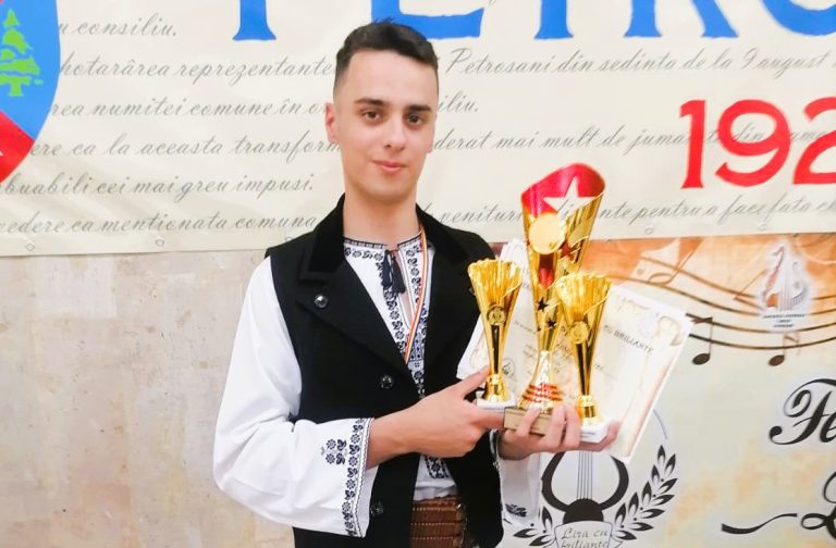FOTO: Doi elevi sibieni s-au întors cu rezultate extraordinare de la Festivalul Naţional „Lira cu briliante”