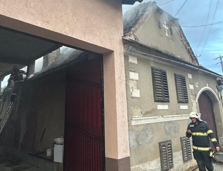 ULTIMA ORĂ/FOTO: Incendiu violent la o locuință. A ars interiorul și podul casei