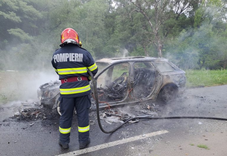 ULTIMA ORĂ/FOTO: O mașină a ars ca o torță într-un incendiu. Două persoane s-au salvat din autoturism