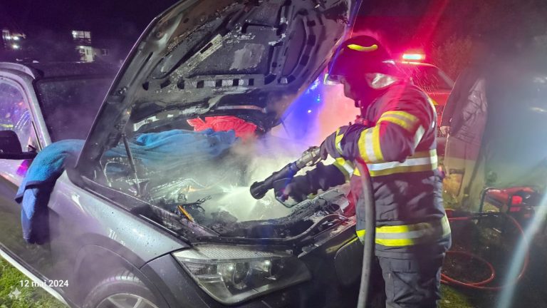 FOTO: Incendiu izbucnit la un autoturism. Pompierii au intervenit de urgență