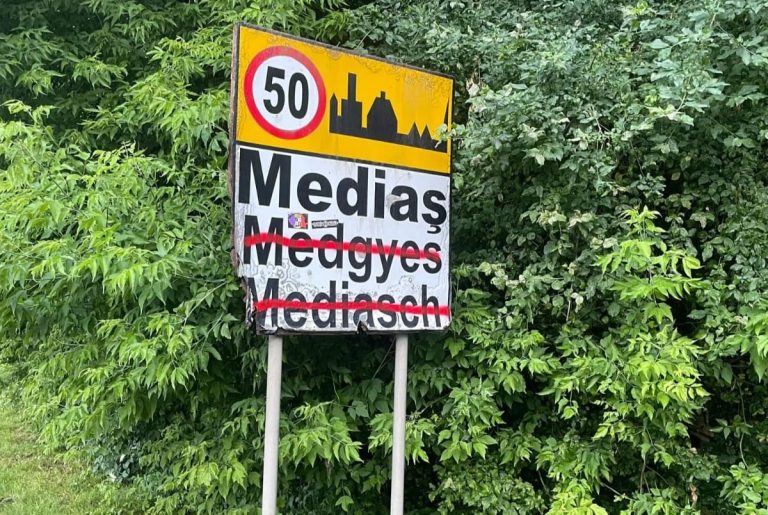 FOTO/ULTIMA ORĂ: Panourile cu inscripțiile în maghiară și germană de la intrarea în Mediaș au fost vandalizate