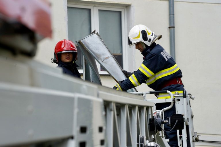 ULTIMA ORĂ: Tablă în pericol de cădere de pe o clădire din Sibiu. Pompierii au intervenit rapid
