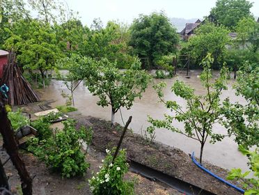 FOTO/VIDEO: O rupere de nori a inundat case, străzi și grădini în județul Sibiu