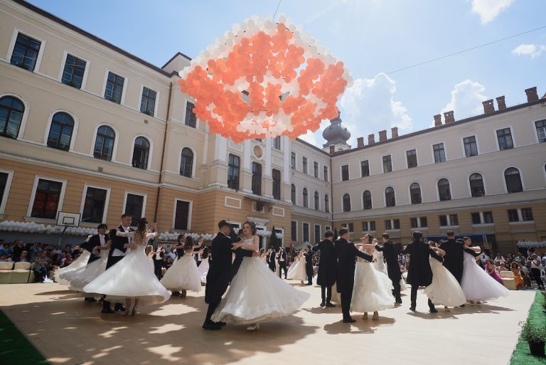 FOTO/VIDEO: Absolvenții unui liceu au avut un Bal al Majoratului de poveste. Prințese și cavaleri au plutit pe ritmurile nemuritoarea ale valsului