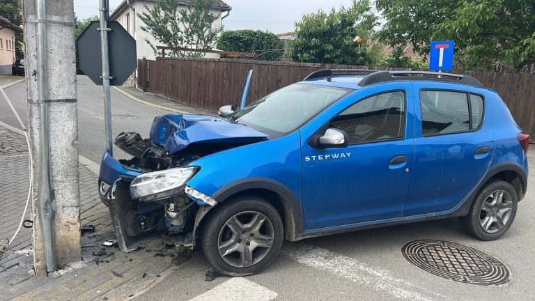 ULTIMA ORĂ/FOTO: O sibiancă s-a izbit violent cu mașina de un stâlp. A intervenit echipajul de la Descarcerare