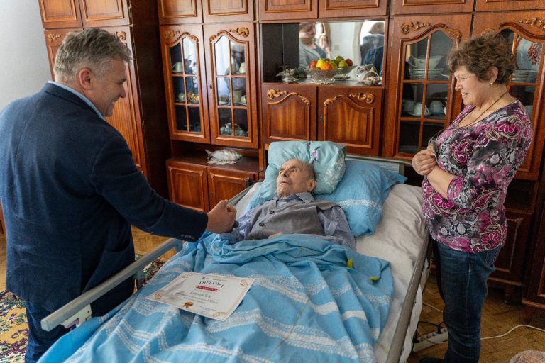 FOTO: Medieșean premiat la împlinirea vârstei de 100 de ani