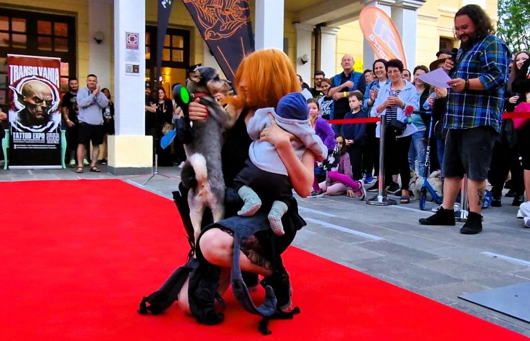 FOTO: Țuchi, un cățel abandonat, a câștigat prima paradă a cățeilor din Sibiu