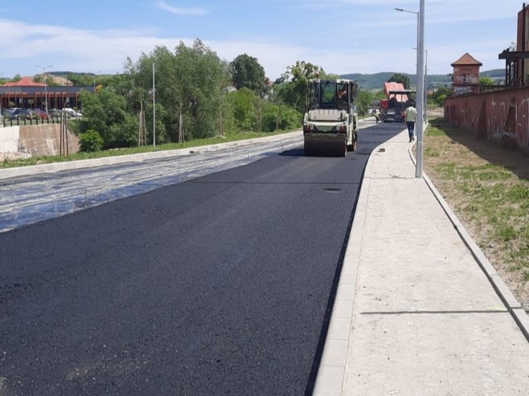 FOTO: S-a turnat primul strat de asfalt pe strada Viitorului