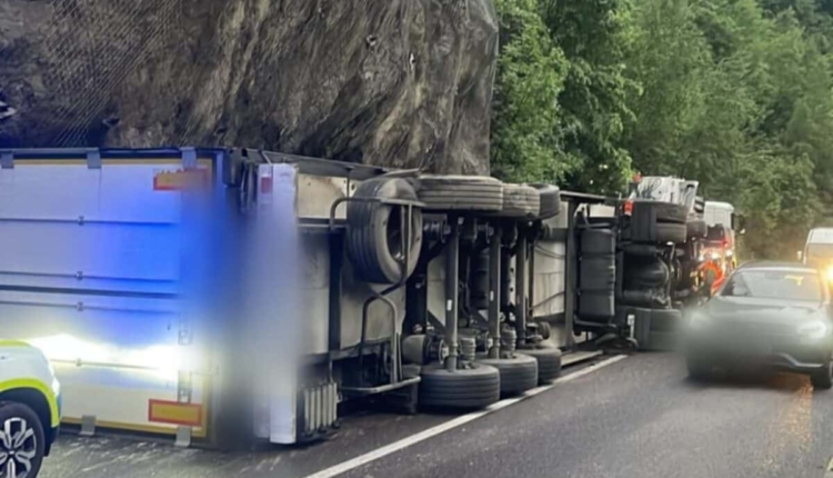 FOTO: TIR răsturnat pe Valea Oltului