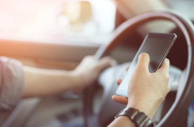 Telefonul mobil, mai rău ca alcoolul sau drogurile pentru șoferi. „Ar trebui interzis total în mașini”