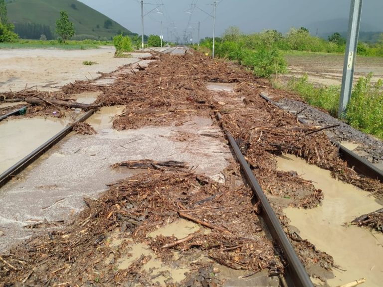 FOTO/VIDEO: Rupere de nori în județul Sibiu. Circulația trenurilor, oprită din cauza unei viituri / UPDATE: Circulația trenurilor a fost reluată