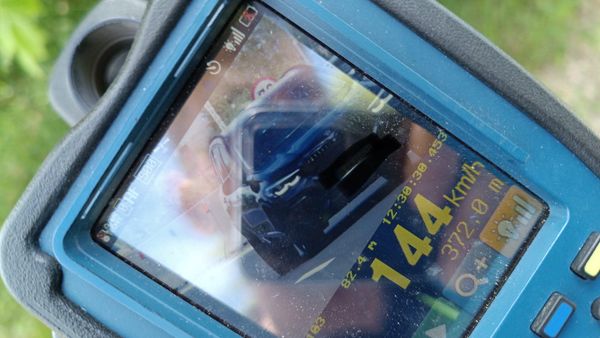 FOTO: Doi tineri, din Șelimbăr și Racovița, prinși circulând cu viteze uriașe. Ambii au rămas fără permise