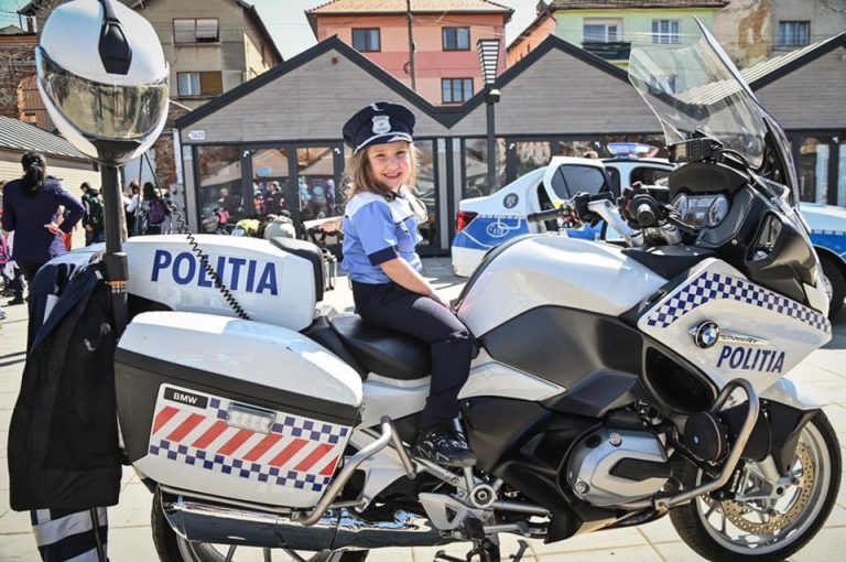 Copiii din Sibiu, așteptați de polițiști, pompieri și jandarmi în Piața Habermann de ziua celor mici