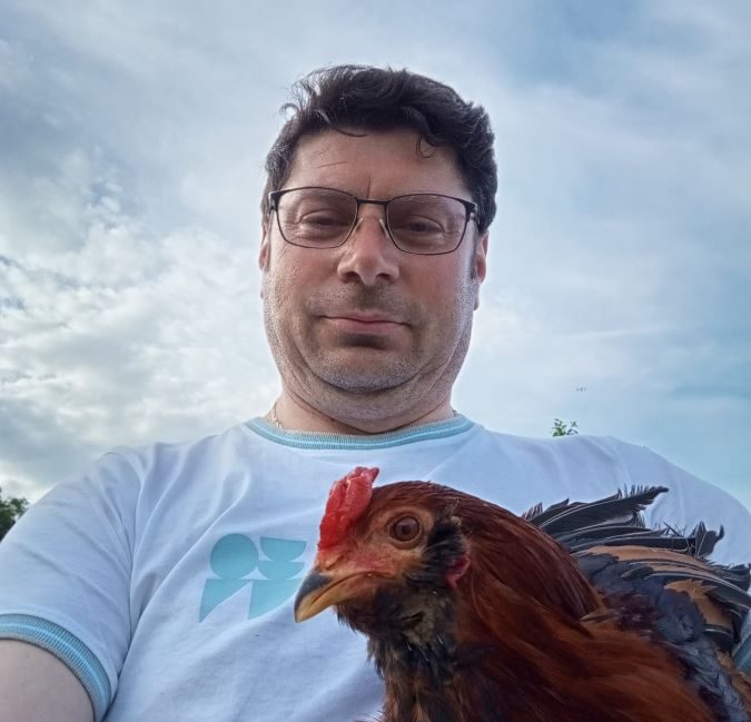 Mihai Anisie, crescătorul de Ameraucana. Ce înseamnă codul de pe fiecare ou și cât se ține acesta în frigider