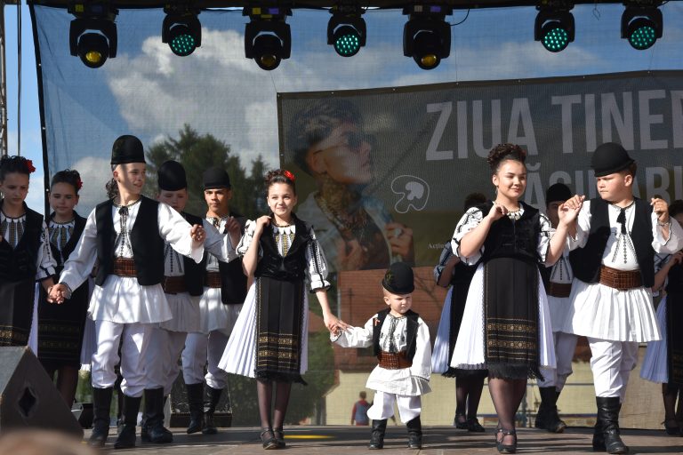 Distracție și voie bună la Rășinari, de Ziua Tineretului