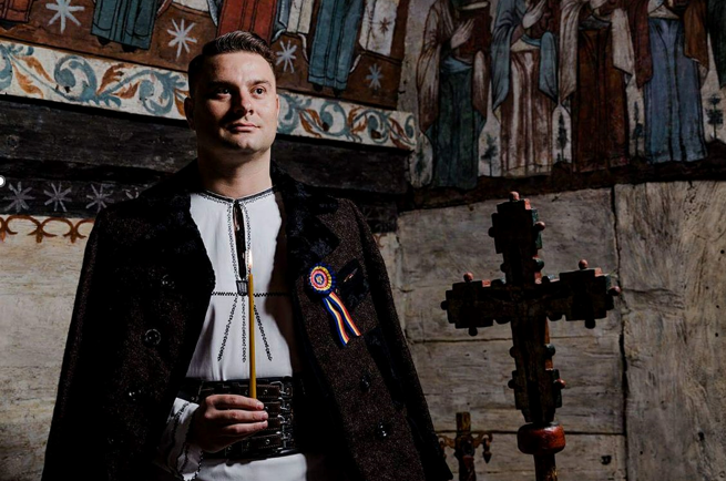 Artistul Sebastian Emanuel Stan despre sărbători și copilărie: „Îmi amintesc mereu că drumul spre biserică în toiul nopții era plin de emoție și mister”