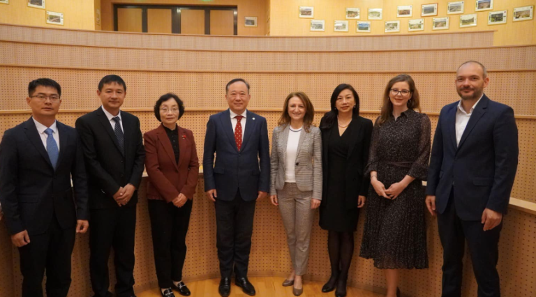 O delegație din Beijing a sosit în Sibiu pentru a prezenta ofertele educaționale studenților străini