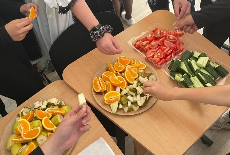 Caserole cu fructe, legume, lactate și miere pentru școlile din județ