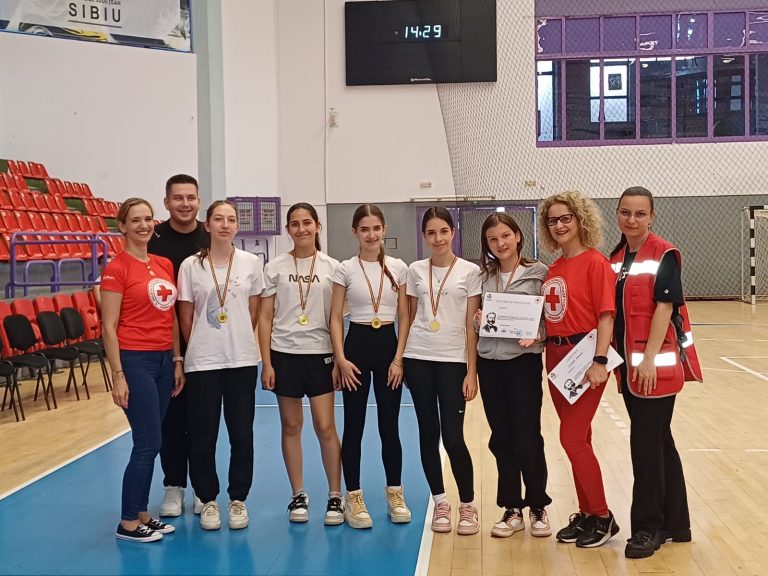 Tinerii din Sibiu au strălucit la concursul „Sanitarii Pricepuți”