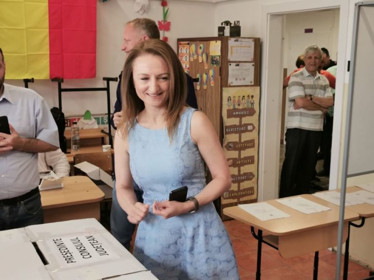 VIDEO: Daniela Cîmpean a votat la Grădinița de pe str. Hațegului, la 10:30