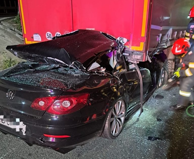 ULTIMA ORĂ/FOTO: Accident mortal pe A1. Un tânăr a murit după ce a intrat cu mașina sub un autocamion