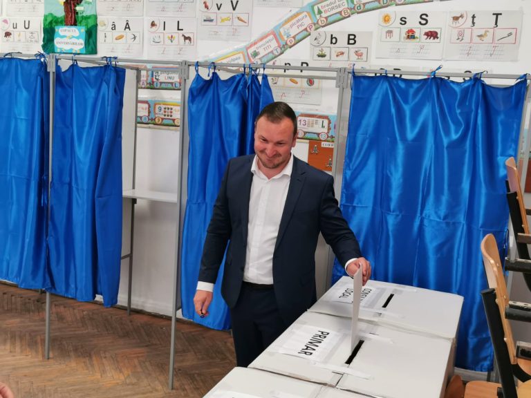VIDEO. Adrian Bibu a votat la Școala 12 din Piața Cluj