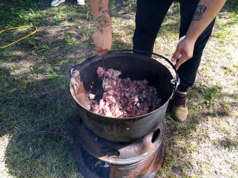 FOTO – De la pistoale și cătușe la polonic și cratiță: Polițiștii s-au întrecut la un concurs de gastronomie