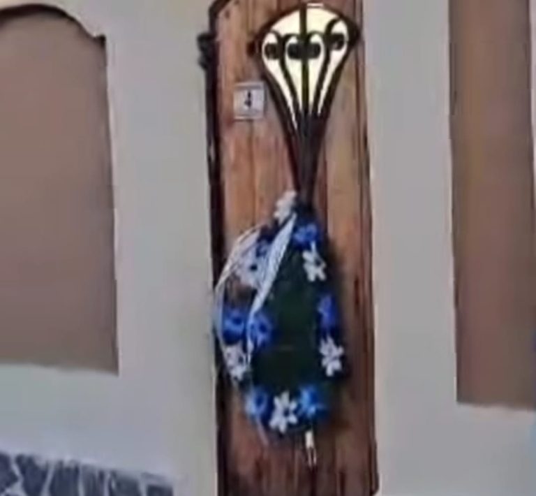 FOTO/VIDEO: Campanie electorală macabră în Sibiu. Un candidat s-a trezit cu coroane de înmormântări pe poartă