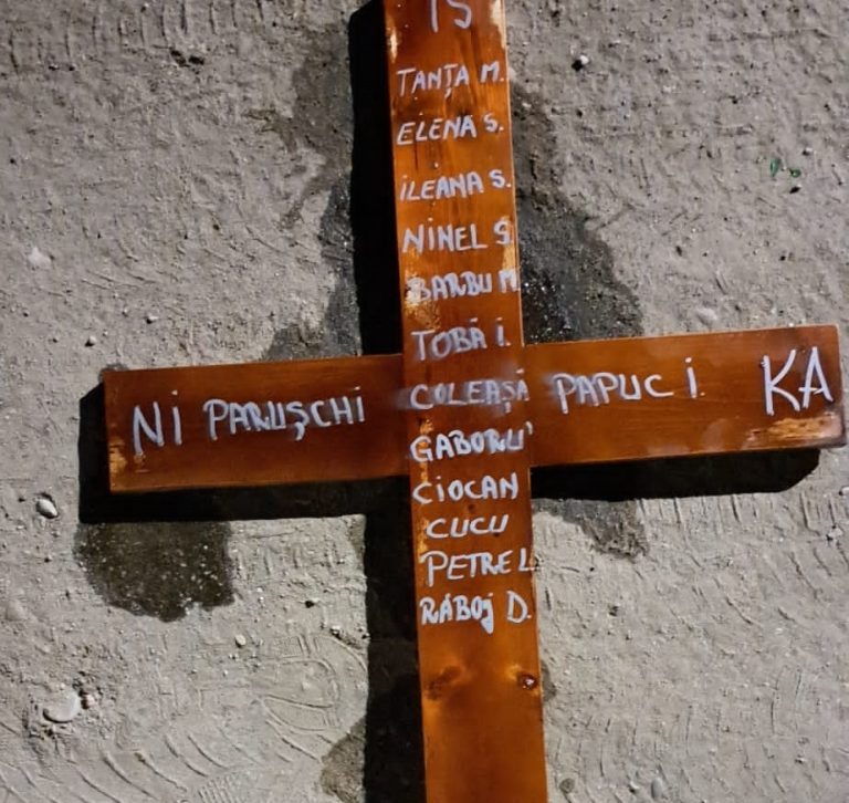 FOTO: Au votat și s-au trezit cu cruci funerare inscripționate cu numele lor la poartă