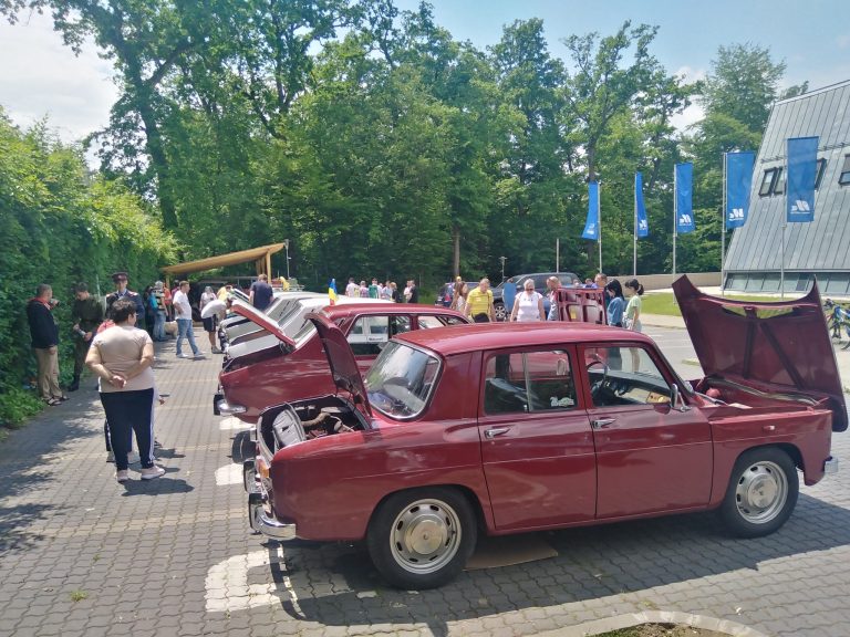 Daciile 1300 și 1310 vin cu o grămadă de amintiri, în Sibiu, la intrarea principală a Muzeului Astra