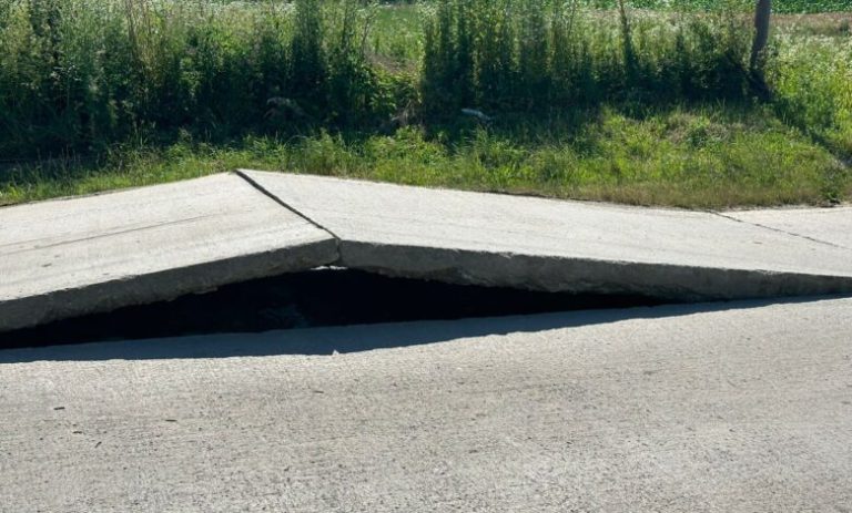 ULTIMA ORĂ/FOTO: Un drum a fost distrus de caniculă. Plăcile de beton s-au umflat