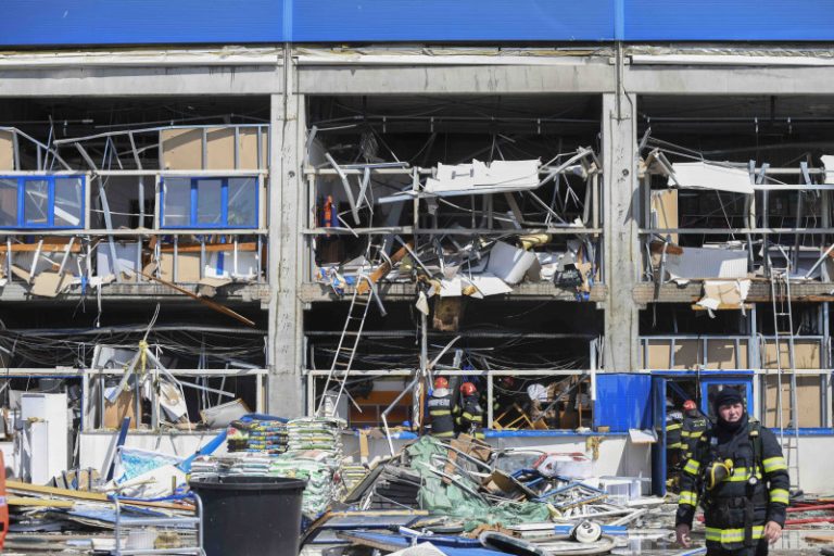 ULTIMA ORĂ/FOTO: Explozie devastatoare într-un magazin România. 120 de persoane erau în interior în momentul deflagrației