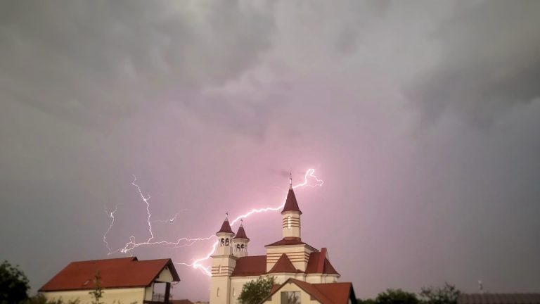 FOTO/VIDEO: Spectacol pe cerul Sibiului, vineri seara