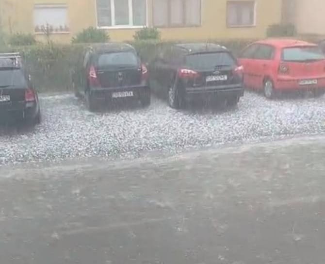 FOTO/VIDEO – Furtună cu grindină la Cisnădie