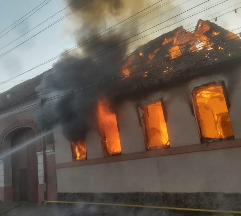 ULTIMA ORĂ/FOTO: Incendiu de proporții la o casă. Pompierii au intervenit rapid