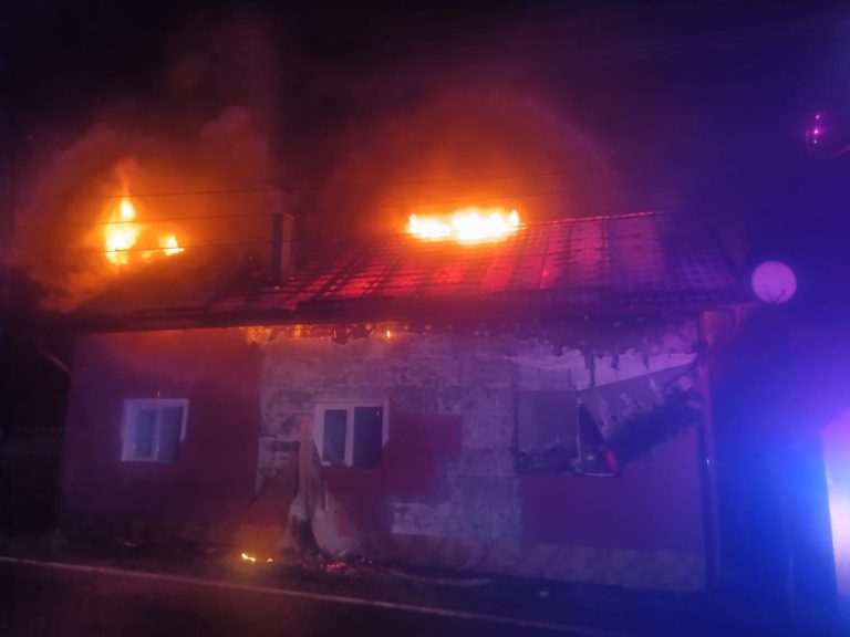 FOTO: O casă a luat foc după ce a fost lovită de trăsnet