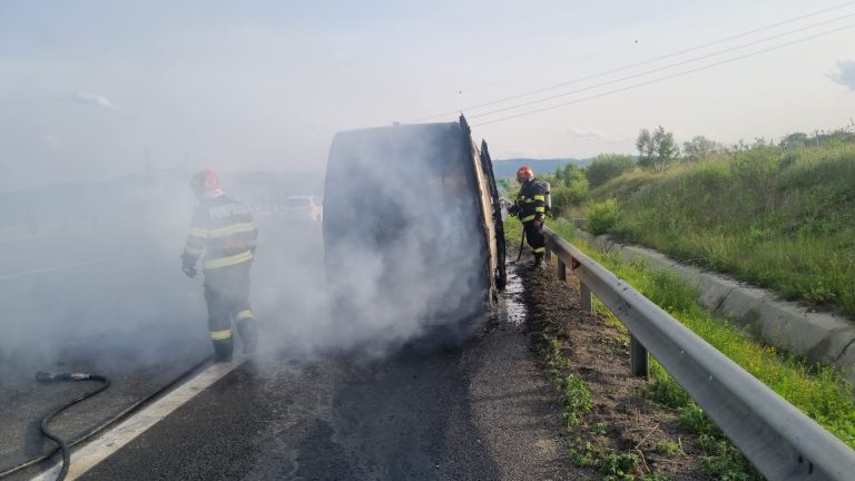 ULTIMA ORĂ/FOTO: Microbuz în care se aflau 9 persoane, distrus de un incendiu