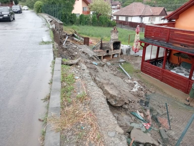 FOTO: S-au „rupt norii” deasupra Mediașului. 75,5 litri/metru pătrat, joi, timp de o oră