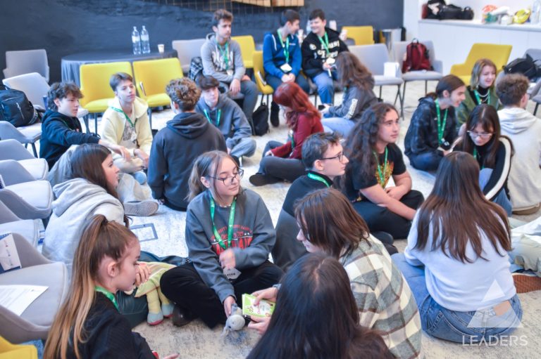 Elevii de liceu cu mentalitate de explorator, provocați într-o nouă ediție a programului Leaders Explore