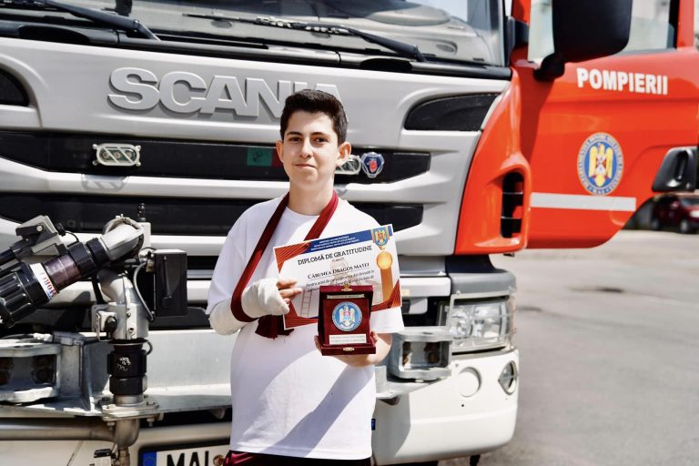 FOTO: Matei, salvatorul din Sibiu, și-a rupt ghipsul de la mână și a reușit să-și salveze prietenul de la înec