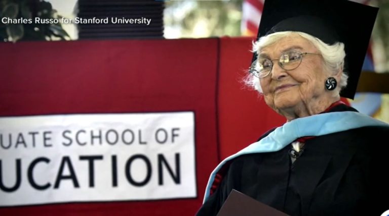 FOTO/VIDEO: O femeie a obținut diploma de Master la 105 ani