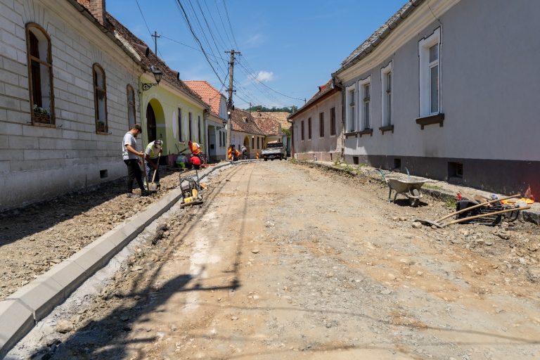 FOTO/VIDEO: Se reabilitează strada Gheorghe Doja din Mediaș. Urmează Petru Rareș
